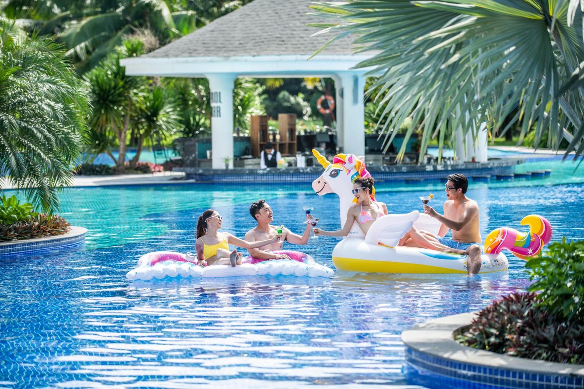Vinpearl Wonderworld Phu Quoc Hotel Exterior photo The swimming pool at Vinpearl Hotel Nha Trang